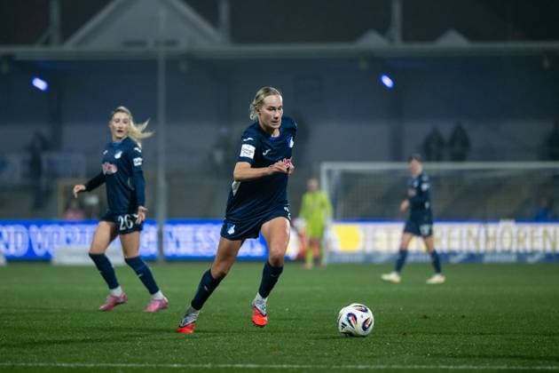 Feli Delacauw (TSG Hoffenheim, 24) am Ball, GER, TSG 1899 Hoffenheim vs SC Freiburg, Fussball Google Pixel Frauen Bundesliga, 9. Spieltag, Saison 2025 2026, 06.11.2025 DFB regulations prohibit any use of photographs as image sequences and or quasi-video GER, TSG 1899 Hoffenheim vs SC Freiburg, Fussball Google Pixel Frauen Bundesliga, 9. Spieltag, Saison 2025 2026, 06.11.2025 Hoffenheim Copyright: xEibner-Pressefoto Memmlerx EP_MMR