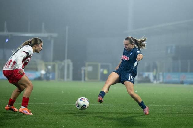 Marie Steiner (TSG Hoffenheim, 19) im Zweikampf, GER, TSG 1899 Hoffenheim vs SC Freiburg, Fussball Google Pixel Frauen Bundesliga, 9. Spieltag, Saison 2025 2026, 06.11.2025 DFB regulations prohibit any use of photographs as image sequences and or quasi-video GER, TSG 1899 Hoffenheim vs SC Freiburg, Fussball Google Pixel Frauen Bundesliga, 9. Spieltag, Saison 2025 2026, 06.11.2025 Hoffenheim Copyright: xEibner-Pressefoto Memmlerx EP_MMR