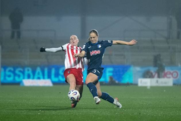 Jamilla Rankin (TSG Hoffenheim, 05) im Zweikampf mit Sophie Nachtigall (SC Freiburg, 27), GER, TSG 1899 Hoffenheim vs SC Freiburg, Fussball Google Pixel Frauen Bundesliga, 9. Spieltag, Saison 2025 2026, 06.11.2025 DFB regulations prohibit any use of photographs as image sequences and or quasi-video GER, TSG 1899 Hoffenheim vs SC Freiburg, Fussball Google Pixel Frauen Bundesliga, 9. Spieltag, Saison 2025 2026, 06.11.2025 Hoffenheim Copyright: xEibner-Pressefoto Memmlerx EP_MMR