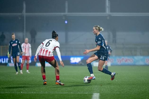 Feli Delacauw (TSG Hoffenheim, 24) am Ball, davor Nicole Ojukwu (SC Freiburg, 06), GER, TSG 1899 Hoffenheim vs SC Freiburg, Fussball Google Pixel Frauen Bundesliga, 9. Spieltag, Saison 2025 2026, 06.11.2025 DFB regulations prohibit any use of photographs as image sequences and or quasi-video GER, TSG 1899 Hoffenheim vs SC Freiburg, Fussball Google Pixel Frauen Bundesliga, 9. Spieltag, Saison 2025 2026, 06.11.2025 Hoffenheim Copyright: xEibner-Pressefoto Memmlerx EP_MMR