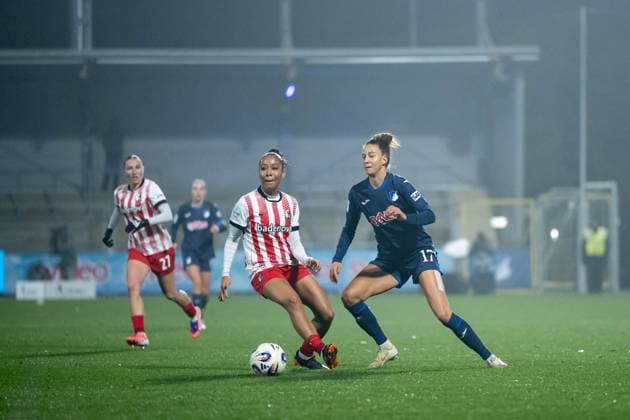 Franziska Harsch (TSG Hoffenheim, 17) im Zweikampf mit Nicole Ojukwu (SC Freiburg, 06), GER, TSG 1899 Hoffenheim vs SC Freiburg, Fussball Google Pixel Frauen Bundesliga, 9. Spieltag, Saison 2025 2026, 06.11.2025 DFB regulations prohibit any use of photographs as image sequences and or quasi-video GER, TSG 1899 Hoffenheim vs SC Freiburg, Fussball Google Pixel Frauen Bundesliga, 9. Spieltag, Saison 2025 2026, 06.11.2025 Hoffenheim Copyright: xEibner-Pressefoto Memmlerx EP_MMR