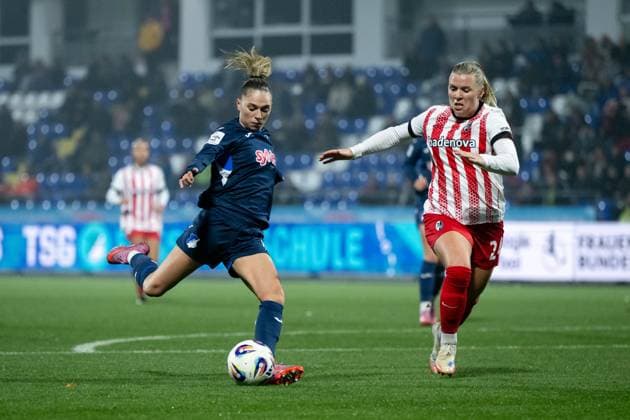 Jill Janssens (TSG Hoffenheim, 09) im Zweikampf mit Ingibjoerg Sigurdardottir (SC Freiburg, 24), GER, TSG 1899 Hoffenheim vs SC Freiburg, Fussball Google Pixel Frauen Bundesliga, 9. Spieltag, Saison 2025 2026, 06.11.2025 DFB regulations prohibit any use of photographs as image sequences and or quasi-video GER, TSG 1899 Hoffenheim vs SC Freiburg, Fussball Google Pixel Frauen Bundesliga, 9. Spieltag, Saison 2025 2026, 06.11.2025 Hoffenheim Copyright: xEibner-Pressefoto Memmlerx EP_MMR