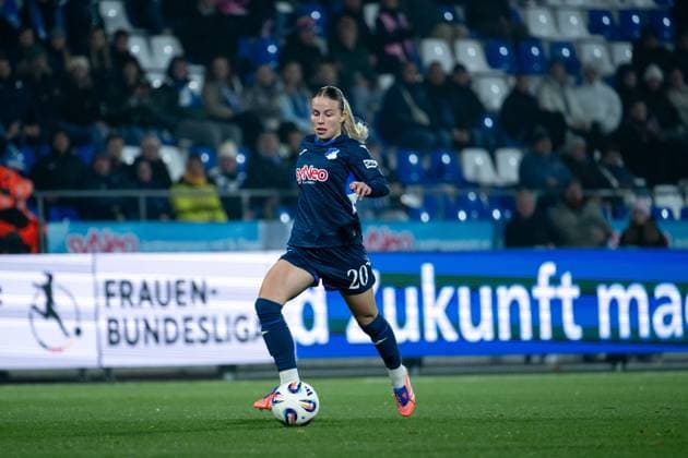 Laura Gloning (TSG Hoffenheim, 20) am Ball, GER, TSG 1899 Hoffenheim vs SC Freiburg, Fussball Google Pixel Frauen Bundesliga, 9. Spieltag, Saison 2025 2026, 06.11.2025 DFB regulations prohibit any use of photographs as image sequences and or quasi-video GER, TSG 1899 Hoffenheim vs SC Freiburg, Fussball Google Pixel Frauen Bundesliga, 9. Spieltag, Saison 2025 2026, 06.11.2025 Hoffenheim Copyright: xEibner-Pressefoto Memmlerx EP_MMR