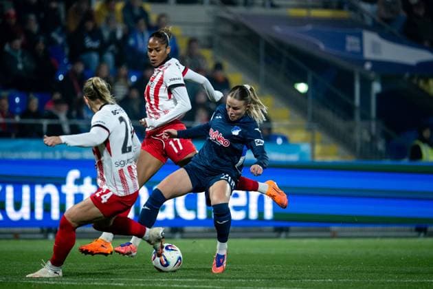 Laura Gloning (TSG Hoffenheim, 20) im Zweikampf mit Aurelie Csillag (SC Freiburg, 17), Lisa Karl (SC Freiburg, 02), GER, TSG 1899 Hoffenheim vs SC Freiburg, Fussball Google Pixel Frauen Bundesliga, 9. Spieltag, Saison 2025 2026, 06.11.2025 DFB regulations prohibit any use of photographs as image sequences and or quasi-video GER, TSG 1899 Hoffenheim vs SC Freiburg, Fussball Google Pixel Frauen Bundesliga, 9. Spieltag, Saison 2025 2026, 06.11.2025 Hoffenheim Copyright: xEibner-Pressefoto Memmlerx EP_MMR