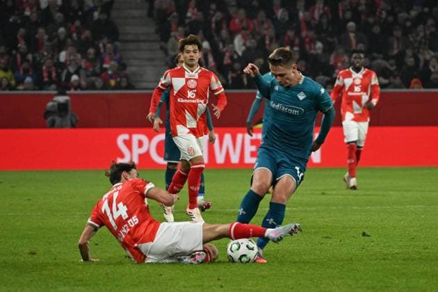 06.11.2025, xsltx, Fussball UEFA Conference League, FSV Mainz 05 - AC Florenz v.l. Wiliam Boving (FSV Mainz 05) Hans Nicolussi Caviglia (AC Florenz) Zweikampf, Aktion, action, battle for the ball (DFL DFB REGULATIONS PROHIBIT ANY USE OF PHOTOGRAPHS as IMAGE SEQUENCES and or QUASI-VIDEO) Mainz