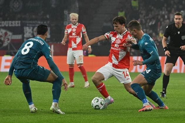 06.11.2025, xsltx, Fussball UEFA Conference League, FSV Mainz 05 - AC Florenz v.l. Wiliam Boving (FSV Mainz 05) Hans Nicolussi Caviglia (AC Florenz) Zweikampf, Aktion, action, battle for the ball (DFL DFB REGULATIONS PROHIBIT ANY USE OF PHOTOGRAPHS as IMAGE SEQUENCES and or QUASI-VIDEO) Mainz