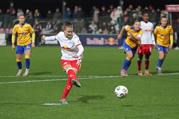 Google Pixel Frauen-Bundesliga, RB Leipzig - FC Carl Zeiss Jena; 06.11.2025 Annabel Schasching (16, RB Leipzig) verwandelt einen Elfmeter Strafstoß und erzielt das Tor zum 2:0. Fußball, Google Pixel Frauen-Bundesliga, Saison 2025 2026, 9. Spieltag: RB Leipzig vs. FC Carl Zeiss Jena am 06.11.2025, Trainingszentrum Cottaweg, Leipzig. DFB REGULATIONS PROHIBIT ANY USE OF PHOTOGRAPHS AS IMAGE SEQUENCES AND OR QUASI-VIDEO. Copyright: xBEAUTIFULxSPORTS JanxKaeferx
