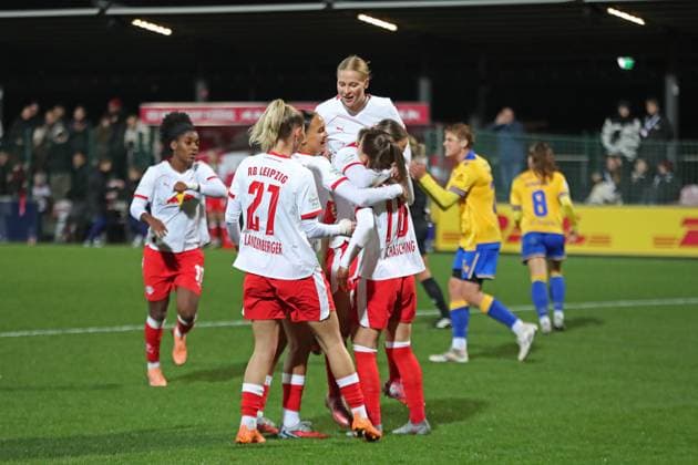 Google Pixel Frauen-Bundesliga, RB Leipzig - FC Carl Zeiss Jena; 06.11.2025 Tor-Jubel bei RB Leipzig, Emilia Kiaer Asgeirsdottir (8, RB Leipzig) obenauf. Fußball, Google Pixel Frauen-Bundesliga, Saison 2025 2026, 9. Spieltag: RB Leipzig vs. FC Carl Zeiss Jena am 06.11.2025, Trainingszentrum Cottaweg, Leipzig. DFB REGULATIONS PROHIBIT ANY USE OF PHOTOGRAPHS AS IMAGE SEQUENCES AND OR QUASI-VIDEO. Copyright: xBEAUTIFULxSPORTS JanxKaeferx