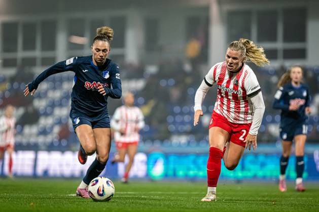 GPFBL: TSG Hoffenheim - SC Freiburg; 06.11.2025 Jill Janssens (9; TSG Hoffenheim Frauen) sprintet mit Ball, während Ingibjörg Sigurdardottir (24; SC Freiburg Frauen) energisch verteidigt GPFBL: TSG Hoffenheim gegen SC Freiburg am 06.11.2025 im Dietmar-Hopp Stadion in Hoffenheim. Copyright: xBEAUTIFULxSPORTS Gelhardtx