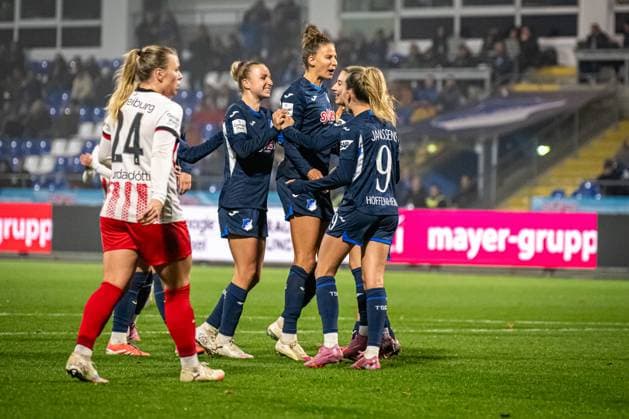 GPFBL: TSG Hoffenheim - SC Freiburg; 06.11.2025 Franziska Harsch (17; TSG Hoffenheim Frauen) und Vanessa Diehm (6; TSG Hoffenheim Frauen) feiern gemeinsam mit Teamkolleginnen GPFBL: TSG Hoffenheim gegen SC Freiburg am 06.11.2025 im Dietmar-Hopp Stadion in Hoffenheim. Copyright: xBEAUTIFULxSPORTS Gelhardtx