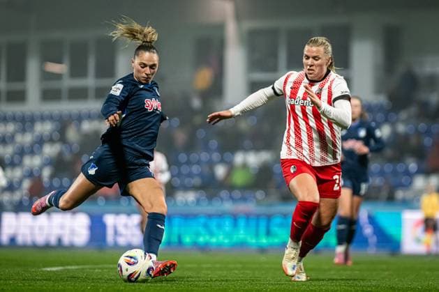GPFBL: TSG Hoffenheim - SC Freiburg; 06.11.2025 Ingibjörg Sigurdardottir (24; SC Freiburg Frauen) verteidigt energisch gegen Jill Janssens (9; TSG Hoffenheim Frauen) mit Ball GPFBL: TSG Hoffenheim gegen SC Freiburg am 06.11.2025 im Dietmar-Hopp Stadion in Hoffenheim. Copyright: xBEAUTIFULxSPORTS Gelhardtx