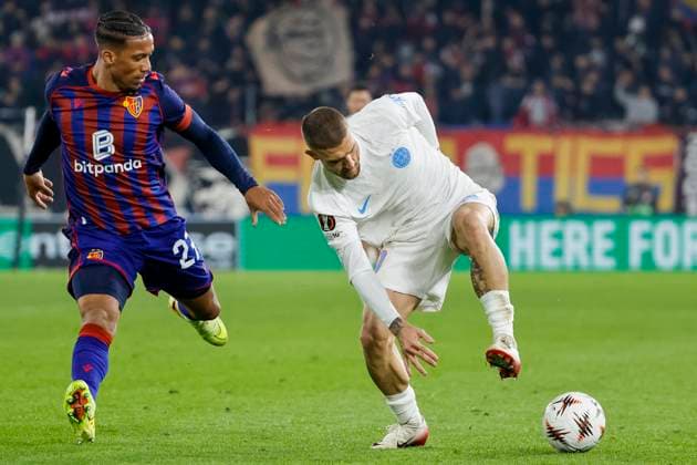 Kevin Rüegg Ruegg (FC Basel, 27) und Daniel Birligea (FCSB Bukarest, 09) im Kampf um den Ball , Schweiz, Fussball, UEFA Europa League, 4. Spieltag, 2025 2026, FC Basel vs. FCSB Bukarest, 06.11.2025, Sankt Jakob Park, Basel, Schweiz Basel Sankt Jakob Park Kanton Basel-Stadt Schweiz Copyright: xGrantxHubbsx