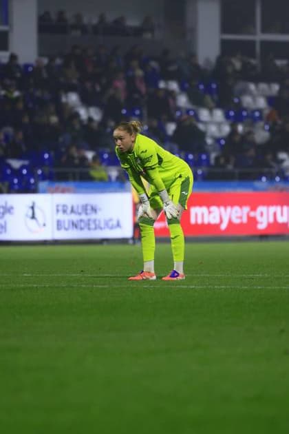 RECORD DATE NOT STATED Torwart Laura Dick (1; TSG Hoffenheim Frauen) in Defensive GPFBL: TSG Hoffenheim gegen SC Freiburg am 06.11.2025 im Dietmar-Hopp Stadion in Hoffenheim. Torwart in Aktion