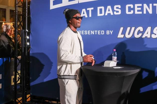 Edgerrin James (former player Colts) Indianapolis Colts , Fan-Zone im Center am Potsdamer Platz,2025_11_06,Photo:Foot.Bowl Thomas Sobotzki Copyright: xFootxBowl ThomasxSobotzkix
