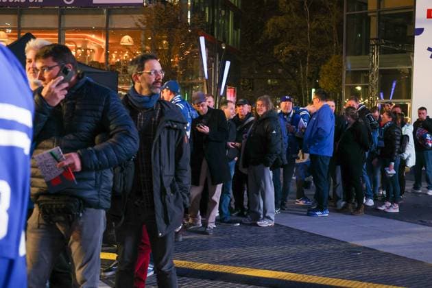 long lines to stand in for an autographs, indianapolis Colts , Fan-Zone im Center am Potsdamer Platz,2025_11_06,Photo:Foot.Bowl Thomas Sobotzki Copyright: xFootxBowl ThomasxSobotzkix