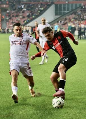 Samsunspor v Hamrun Spartans - UEFA Conference League SAMSUN, TURKIYE - NOVEMBER 6: Emre Kilinc (L) of Samsunspor in action against Coric (24) of Hamrun Spartans during the UEFA Conference League week 3 football match between Samsunspor and Hamrun Spartans at Yeni 19 Mayis Stadium in Samsun, Turkiye, on November 6, 2025. Recep Bilek Anadolu Samsun Turkey. Editorial use only. Please get in touch for any other usage.  Copyright: x2025xAnadoluxRecepxBilekx