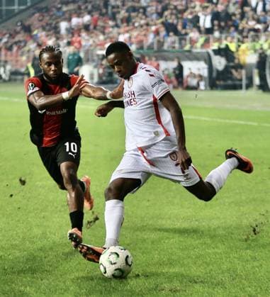 Samsunspor v Hamrun Spartans - UEFA Conference League SAMSUN, TURKIYE - NOVEMBER 6: Musaba (R) of Samsunspor in action against Mbong (10) of Hamrun Spartans during the UEFA Conference League week 3 football match between Samsunspor and Hamrun Spartans at Yeni 19 Mayis Stadium in Samsun, Turkiye, on November 6, 2025. Recep Bilek Anadolu Samsun Turkey. Editorial use only. Please get in touch for any other usage.  Copyright: x2025xAnadoluxRecepxBilekx