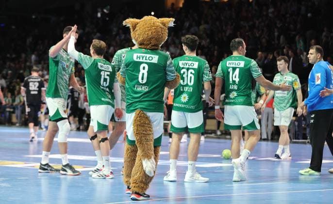 Füchse Mannschaft jubelt nach Spielende Freude Emotion Jubel Handball DHB Pokal Achtelfinale Herren Saison 2025 2026 06.11.2025 Füchse Berlin vs ThSV Eisenach