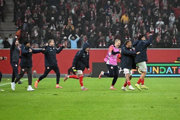 06.11.2025, xsltx, Fussball UEFA Conference League, FSV Mainz 05 - AC Florenz v.l. Jubel, Freude über den Sieg (DFL DFB REGULATIONS PROHIBIT ANY USE OF PHOTOGRAPHS as IMAGE SEQUENCES and or QUASI-VIDEO) Mainz