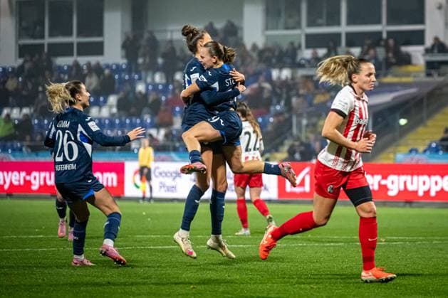 GPFBL: TSG Hoffenheim - SC Freiburg; 06.11.2025 Marie Steiner (19; TSG Hoffenheim Frauen) jubelt emotional im Vordergrund, während Lisa Karl (2; SC Freiburg Frauen) im Hintergrund läuft GPFBL: TSG Hoffenheim gegen SC Freiburg am 06.11.2025 im Dietmar-Hopp Stadion in Hoffenheim. Copyright: xBEAUTIFULxSPORTS Gelhardtx