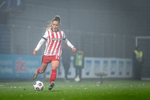 GPFBL: TSG Hoffenheim - SC Freiburg; 06.11.2025 Lisa Kolb (22; SC Freiburg Frauen) mit Ball in Aktion GPFBL: TSG Hoffenheim gegen SC Freiburg am 06.11.2025 im Dietmar-Hopp Stadion in Hoffenheim. Copyright: xBEAUTIFULxSPORTS Gelhardtx
