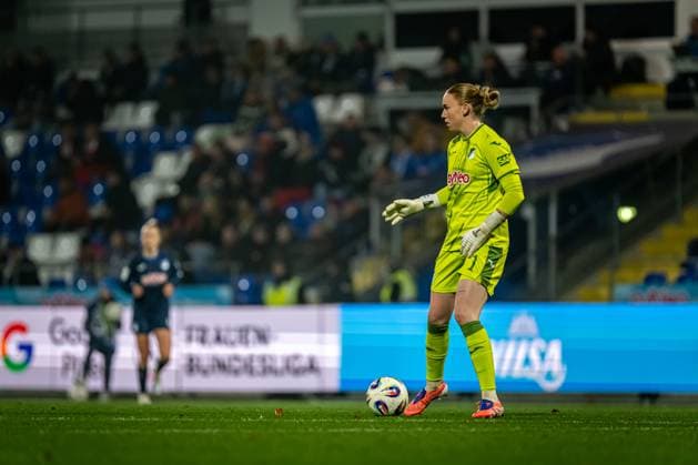 GPFBL: TSG Hoffenheim - SC Freiburg; 06.11.2025 Laura Dick (1; TSG Hoffenheim Frauen) kontrolliert den Ball im Strafraum und bereitet den Spielaufbau vor GPFBL: TSG Hoffenheim gegen SC Freiburg am 06.11.2025 im Dietmar-Hopp Stadion in Hoffenheim. Copyright: xBEAUTIFULxSPORTS Gelhardtx