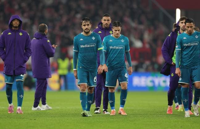 06.11.2025, Fussball UEFA Conference League, 1. FSV Mainz 05 - AC Florenz, v.l., Luca Ranieri (ACF Fiorentina), Nicolo Fagioli (ACF Fiorentina) enttaeuscht, enttaeuscht schauend, dissapointed, traurig, frustiert, frust, gefrustet DFL DFB REGULATIONS PROHIBIT ANY USE OF PHOTOGRAPHS AS IMAGE SEQUENCES AND OR QUASI-VIDEO. xdcx Copyright: HMBxMedia Claus