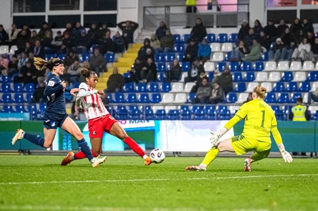 GPFBL: TSG Hoffenheim - SC Freiburg; 06.11.2025 Svenja Fölmli (9; SC Freiburg Frauen) im Zweikampf mit Lisann Kaut (4; TSG Hoffenheim Frauen) vor Torwart Laura Dick (1; TSG Hoffenheim Frauen) GPFBL: TSG Hoffenheim gegen SC Freiburg am 06.11.2025 im Dietmar-Hopp Stadion in Hoffenheim. Copyright: xBEAUTIFULxSPORTS Gelhardtx