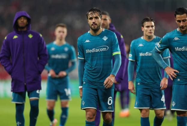 06.11.2025, Fussball UEFA Conference League, 1. FSV Mainz 05 - AC Florenz, v.l., Luca Ranieri (ACF Fiorentina) enttaeuscht, enttaeuscht schauend, dissapointed, traurig, frustiert, frust, gefrustet DFL DFB REGULATIONS PROHIBIT ANY USE OF PHOTOGRAPHS AS IMAGE SEQUENCES AND OR QUASI-VIDEO. xdcx Copyright: HMBxMedia Claus