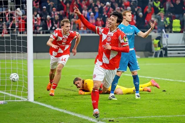 Mainz, Deutschland 06. November 2025: Conference League - 2025 2026 - FSV Mainz 05 vs. AC Florenz Im Bild: Jae-sung Lee (Mainz) freut sich über sein Tor zum 2:1. Mewa Arena Rheinland - Pfalz Copyright: xFotostandx xRacochax