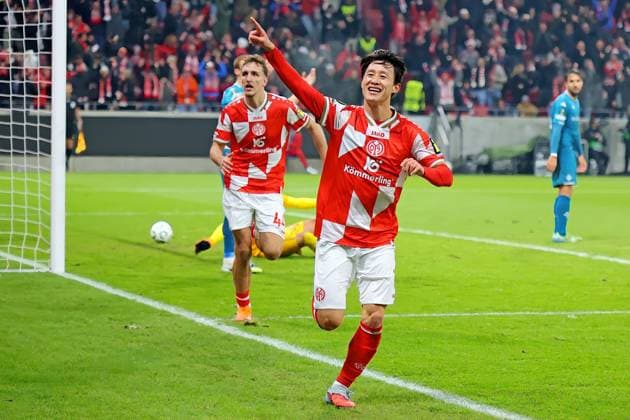 Mainz, Deutschland 06. November 2025: Conference League - 2025 2026 - FSV Mainz 05 vs. AC Florenz Im Bild: Jae-sung Lee (Mainz) freut sich über sein Tor zum 2:1. Mewa Arena Rheinland - Pfalz Copyright: xFotostandx xRacochax