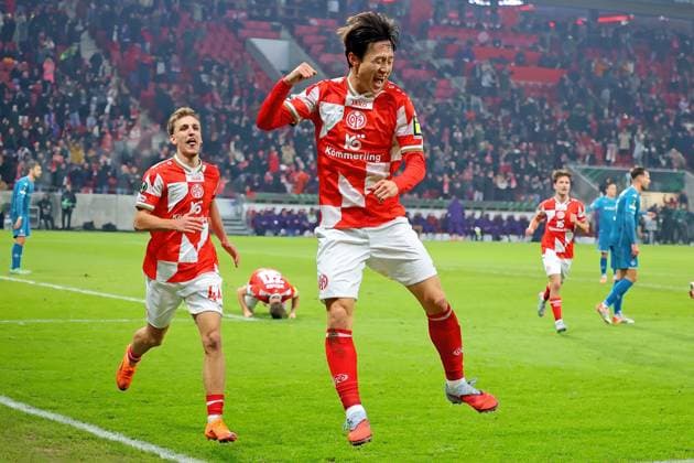 Mainz, Deutschland 06. November 2025: Conference League - 2025 2026 - FSV Mainz 05 vs. AC Florenz Im Bild: Jae-sung Lee (Mainz) freut sich über sein Tor zum 2:1. Mewa Arena Rheinland - Pfalz *** Mainz, Germany 06 November 2025 Conference League 2025 2026 FSV Mainz 05 vs AC Florence Pictured Jae sung Lee Mainz celebrates his goal for 2 1 Mewa Arena Rheinland Pfalz Copyright: xFotostandx xRacochax