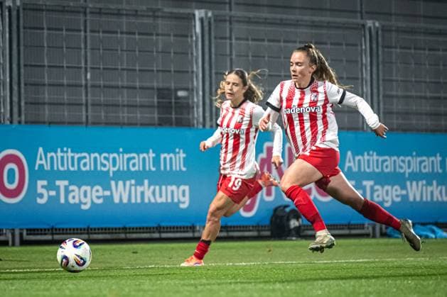 GPFBL: TSG Hoffenheim - SC Freiburg; 06.11.2025 Lisa Kolb (22; SC Freiburg Frauen) läuft mit Ball, eine Teamkollegin von Nia Szenk (19; SC Freiburg Frauen) folgt GPFBL: TSG Hoffenheim gegen SC Freiburg am 06.11.2025 im Dietmar-Hopp Stadion in Hoffenheim. Copyright: xBEAUTIFULxSPORTS Gelhardtx