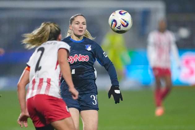 v.li.: Lisa Karl (Freiburg, 2), Nadine Bitzer (TSG, 30), Zweikampf, Spielszene, Duell, duel, tackle, tackling, Dynamik, Action, Aktion, 06.11.2025, Sinsheim (Hoffenheim) (Deutschland), Fussball, Google Pixel Frauen-Bundesliga, TSG 1899 Hoffenheim - SC Freiburg, DFB DFL REGULATIONS PROHIBIT ANY USE OF PHOTOGRAPHS AS IMAGE SEQUENCES AND OR QUASI-VIDEO.