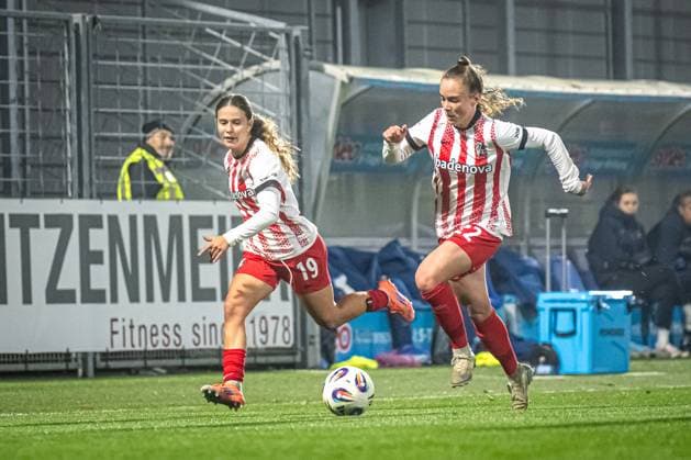 GPFBL: TSG Hoffenheim - SC Freiburg; 06.11.2025 Lisa Kolb (22; SC Freiburg Frauen) und Nia Szenk (19; SC Freiburg Frauen) in Aktion auf dem Spielfeld GPFBL: TSG Hoffenheim gegen SC Freiburg am 06.11.2025 im Dietmar-Hopp Stadion in Hoffenheim. Copyright: xBEAUTIFULxSPORTS Gelhardtx