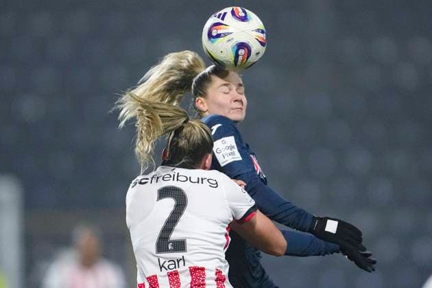 v.li.: Lisa Karl (Freiburg, 2), Nadine Bitzer (TSG, 30), beim Kopfball, Kopfballduell, Spielszene, Zweikampf in der Luft, Aktion, Action, 06.11.2025, Sinsheim (Hoffenheim) (Deutschland), Fussball, Google Pixel Frauen-Bundesliga, TSG 1899 Hoffenheim - SC Freiburg, DFB DFL REGULATIONS PROHIBIT ANY USE OF PHOTOGRAPHS AS IMAGE SEQUENCES AND OR QUASI-VIDEO.