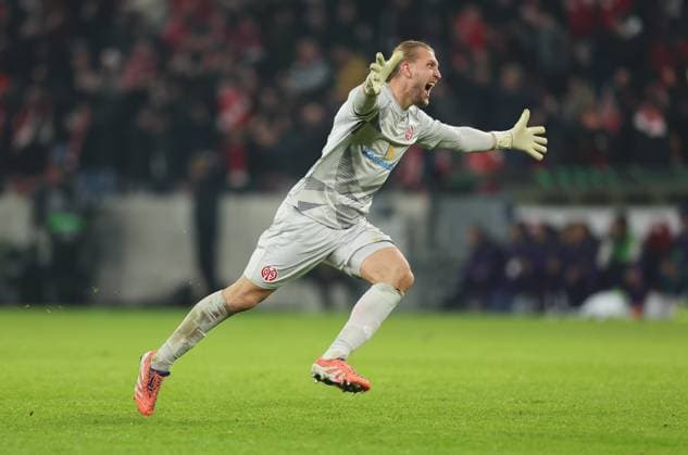 06.11.2025, Fussball UEFA Conference League, 1. FSV Mainz 05 - AC Florenz, v.l., Torwart Robin Zentner (FSV Mainz 05) jubelnd bejubelt jubelt jubeln über das 2:1 von Jae-sung Lee (FSV Mainz 05) DFL DFB REGULATIONS PROHIBIT ANY USE OF PHOTOGRAPHS AS IMAGE SEQUENCES AND OR QUASI-VIDEO. xdcx Copyright: HMBxMedia Claus