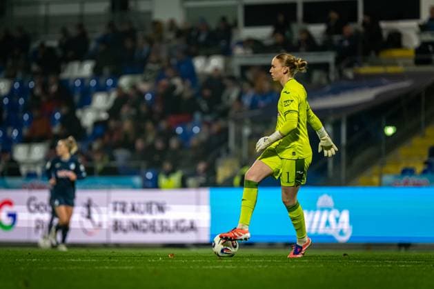 GPFBL: TSG Hoffenheim - SC Freiburg; 06.11.2025 Laura Dick (1; TSG Hoffenheim Frauen) kontrolliert den Ball im Torraum GPFBL: TSG Hoffenheim gegen SC Freiburg am 06.11.2025 im Dietmar-Hopp Stadion in Hoffenheim. Copyright: xBEAUTIFULxSPORTS Gelhardtx