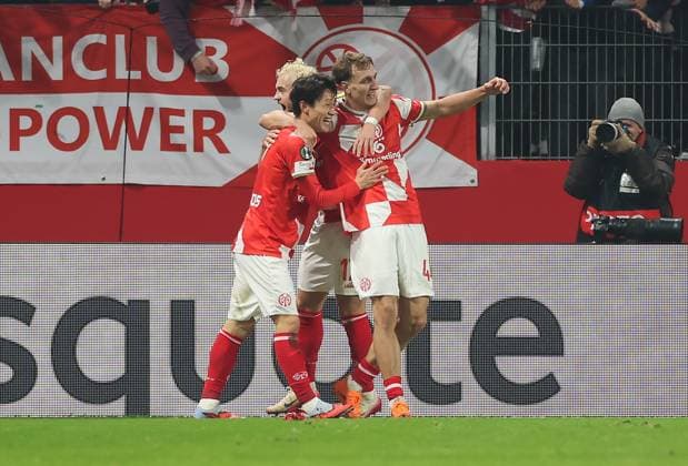 06.11.2025, Fussball UEFA Conference League, 1. FSV Mainz 05 - AC Florenz, v.l., Torjubel zum 2:1 durch Jae-sung Lee (FSV Mainz 05), Goal celebration, celebrate the goal DFL DFB REGULATIONS PROHIBIT ANY USE OF PHOTOGRAPHS AS IMAGE SEQUENCES AND OR QUASI-VIDEO. xdcx Copyright: HMBxMedia Claus