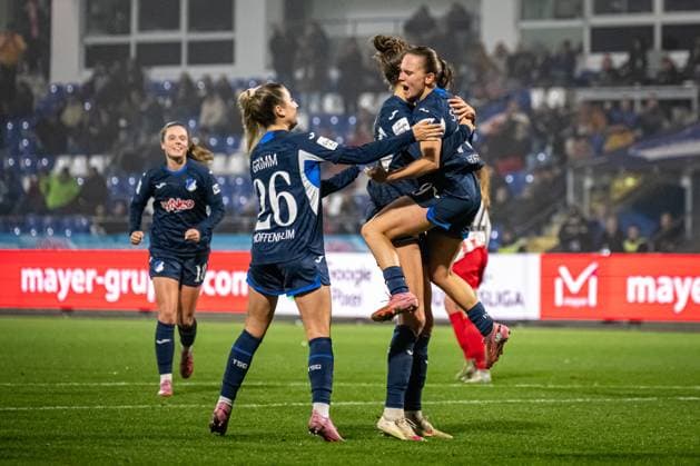 GPFBL: TSG Hoffenheim - SC Freiburg; 06.11.2025 Marie Steiner (19; TSG Hoffenheim Frauen) jubelt emotional im Vordergrund, Valesca Ampoorter (18; TSG Hoffenheim Frauen) und Janna Grimm (26; TSG Hoffenheim Frauen) feiern mit GPFBL: TSG Hoffenheim gegen SC Freiburg am 06.11.2025 im Dietmar-Hopp Stadion in Hoffenheim. Copyright: xBEAUTIFULxSPORTS Gelhardtx