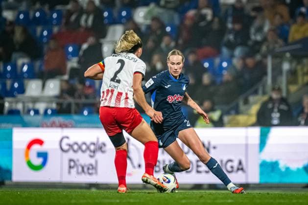 GPFBL: TSG Hoffenheim - SC Freiburg; 06.11.2025 Feli Delacauw (24; TSG Hoffenheim Frauen) mit Ball, während Lisa Karl (2; SC Freiburg Frauen) verteidigt GPFBL: TSG Hoffenheim gegen SC Freiburg am 06.11.2025 im Dietmar-Hopp Stadion in Hoffenheim. Copyright: xBEAUTIFULxSPORTS Gelhardtx