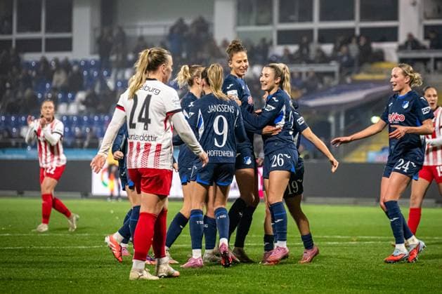 GPFBL: TSG Hoffenheim - SC Freiburg; 06.11.2025 Franziska Harsch (17; TSG Hoffenheim Frauen) jubelt mit Janna Grimm (26; TSG Hoffenheim Frauen), Feli Delacauw (24; TSG Hoffenheim Frauen) und Marta Cazalla (15; TSG Hoffenheim Frauen) nach dem Tor GPFBL: TSG Hoffenheim gegen SC Freiburg am 06.11.2025 im Dietmar-Hopp Stadion in Hoffenheim. Copyright: xBEAUTIFULxSPORTS Gelhardtx