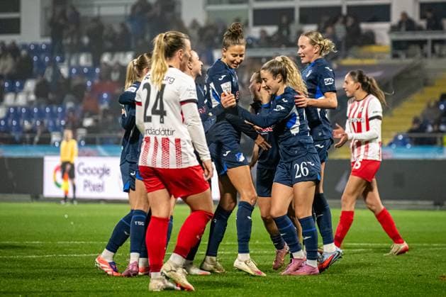 GPFBL: TSG Hoffenheim - SC Freiburg; 06.11.2025 Feli Delacauw (24; TSG Hoffenheim Frauen), Franziska Harsch (17; TSG Hoffenheim Frauen), Janna Grimm (26; TSG Hoffenheim Frauen) und Maj Schneider (15; SC Freiburg Frauen) feiern gemeinsam auf dem Spielfeld GPFBL: TSG Hoffenheim gegen SC Freiburg am 06.11.2025 im Dietmar-Hopp Stadion in Hoffenheim. Copyright: xBEAUTIFULxSPORTS Gelhardtx