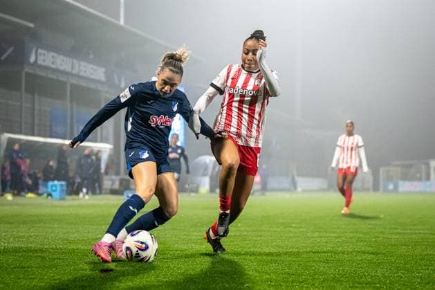 GPFBL: TSG Hoffenheim - SC Freiburg; 06.11.2025 Jill Janssens (9; TSG Hoffenheim Frauen) im Zweikampf mit einem Spieler von SC Freiburg Frauen um den Ball GPFBL: TSG Hoffenheim gegen SC Freiburg am 06.11.2025 im Dietmar-Hopp Stadion in Hoffenheim. Copyright: xBEAUTIFULxSPORTS Gelhardtx
