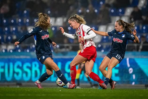 GPFBL: TSG Hoffenheim - SC Freiburg; 06.11.2025 Greta Stegemann (16; SC Freiburg Frauen) und Marie Steiner (19; TSG Hoffenheim Frauen) im intensiven Zweikampf um den Ball GPFBL: TSG Hoffenheim gegen SC Freiburg am 06.11.2025 im Dietmar-Hopp Stadion in Hoffenheim. Copyright: xBEAUTIFULxSPORTS Gelhardtx
