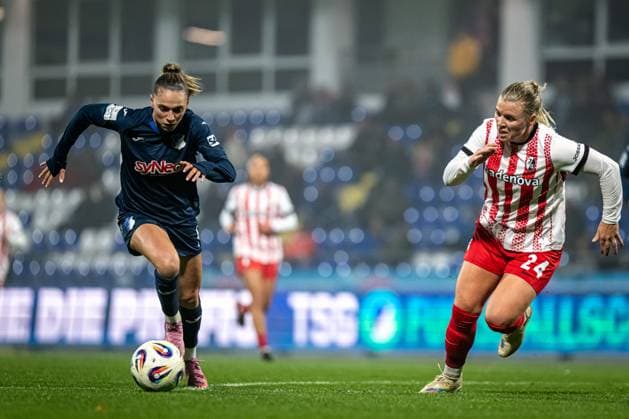 GPFBL: TSG Hoffenheim - SC Freiburg; 06.11.2025 Jill Janssens (9; TSG Hoffenheim Frauen) sprintet mit Ball, während Ingibjörg Sigurdardottir (24; SC Freiburg Frauen) energisch verteidigt GPFBL: TSG Hoffenheim gegen SC Freiburg am 06.11.2025 im Dietmar-Hopp Stadion in Hoffenheim. Copyright: xBEAUTIFULxSPORTS Gelhardtx
