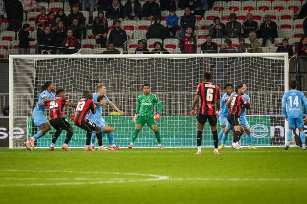 Fussball, UEFA Europa League 2025 26, 4. Spieltag - OGC Nizza vs SC Freiburg - Allianz Riviera (Nizza, Frankreich): Noah Atubolu (SC Freiburg, 01) Torraum-Szene Copyright: xJOERANxSTEINSIEKx