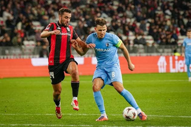 Fussball, UEFA Europa League 2025 26, 4. Spieltag - OGC Nizza vs SC Freiburg - Allianz Riviera (Nizza, Frankreich): Charles Vanhoutte (OGC Nizza, 24) und Maximilian Eggestein (SC Freiburg, 08) Copyright: xJOERANxSTEINSIEKx