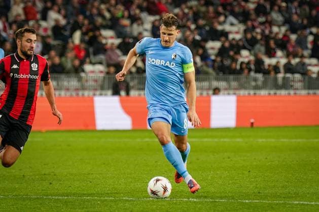Fussball, UEFA Europa League 2025 26, 4. Spieltag - OGC Nizza vs SC Freiburg - Allianz Riviera (Nizza, Frankreich): Charles Vanhoutte (OGC Nizza, 24) und Maximilian Eggestein (SC Freiburg, 08) Copyright: xJOERANxSTEINSIEKx