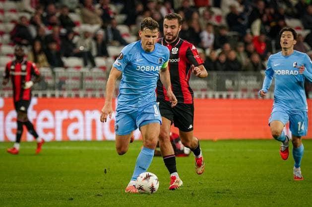 Fussball, UEFA Europa League 2025 26, 4. Spieltag - OGC Nizza vs SC Freiburg - Allianz Riviera (Nizza, Frankreich): Maximilian Eggestein (SC Freiburg, 08) dahinter Charles Vanhoutte (OGC Nizza, 24) Copyright: xJOERANxSTEINSIEKx
